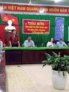 Bà Nguyễn Thị Thu Hồng-Phó chủ tịch UBND xã phát biểu
