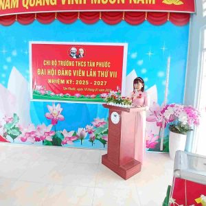 Đồng chí Trương Thị Thu Trang- Phó bí thư chi bộ thông qua báo cáo chính trị nhiệm kỳ 2022-2025 trình Đại hội nhiệm kỳ 2025-2027