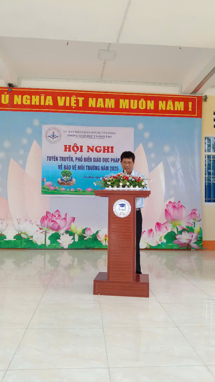 Ông Đặng Thành Nam, Phó trưởng Phòng GDĐT phát biểu khai mạc hội nghị