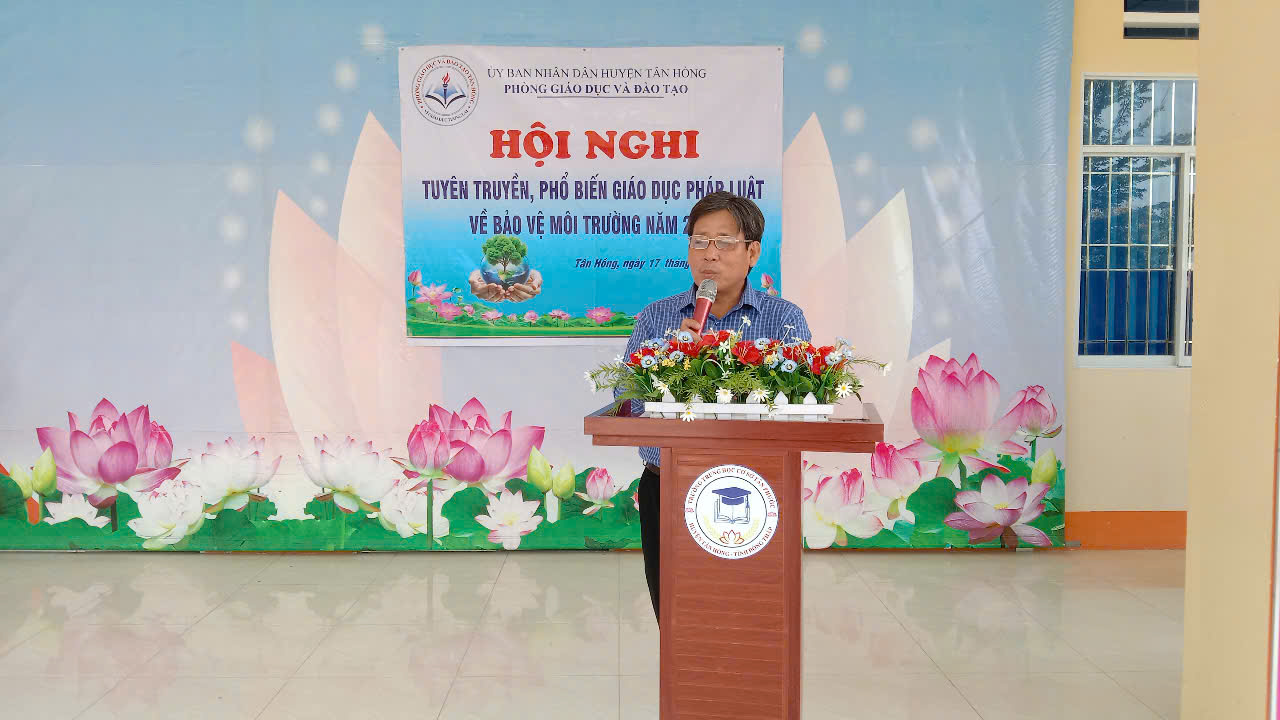 Ông Trương Khắc Dũng, Chuyên viên Phòng GDĐT triển khai nội dung Hội nghị