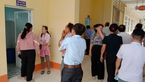Đại biểu và khách dự tham quan thực tế hệ thống mô hình IMO và “Xây dựng Nhà vệ sinh trường học xanh, sạch, đẹp, thân thiện” tại Trường THCS Tân Phước