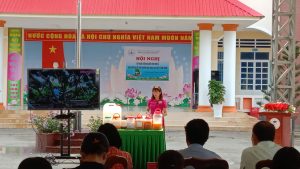 Cô Trương Thị Thu Trang, GV Trường THCS Tân Phước báo cáo tại Hội nghị về mô hình IMO và “Xây dựng Nhà vệ sinh trường học xanh, sạch, đẹp, thân thiện”
